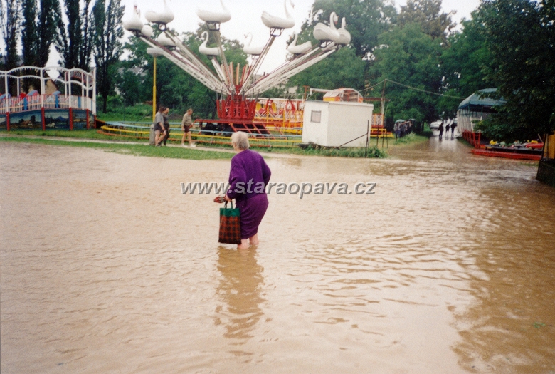 rolnicka (11).jpg - Pohled směrm k ulici Kostelní, povodně 1997.